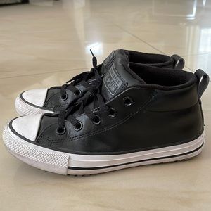 Converse leather mid top kid’ shoes 2.5Y